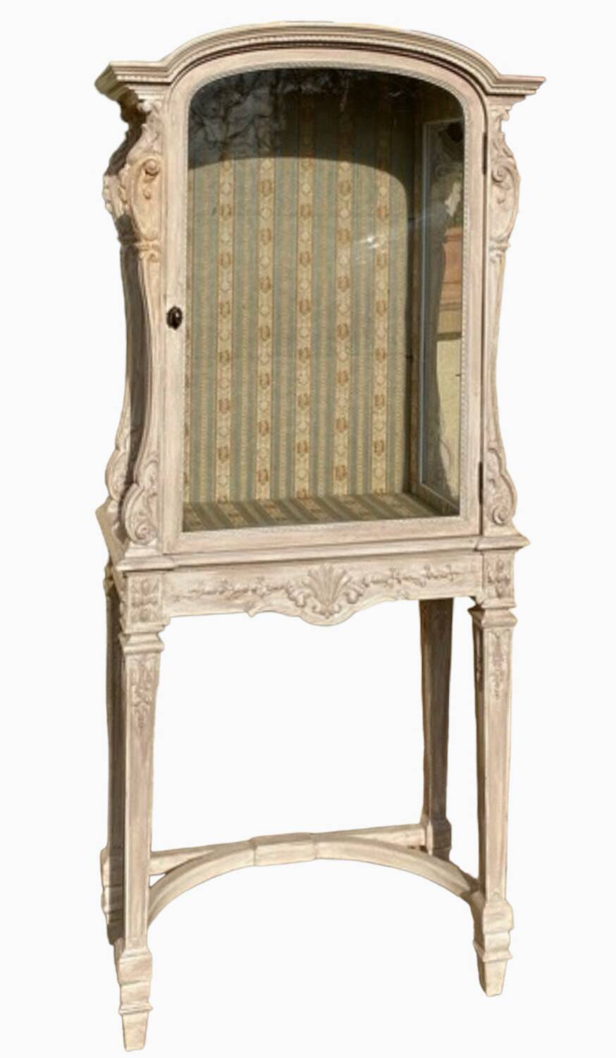 Vitrine laquée style Louis XVI