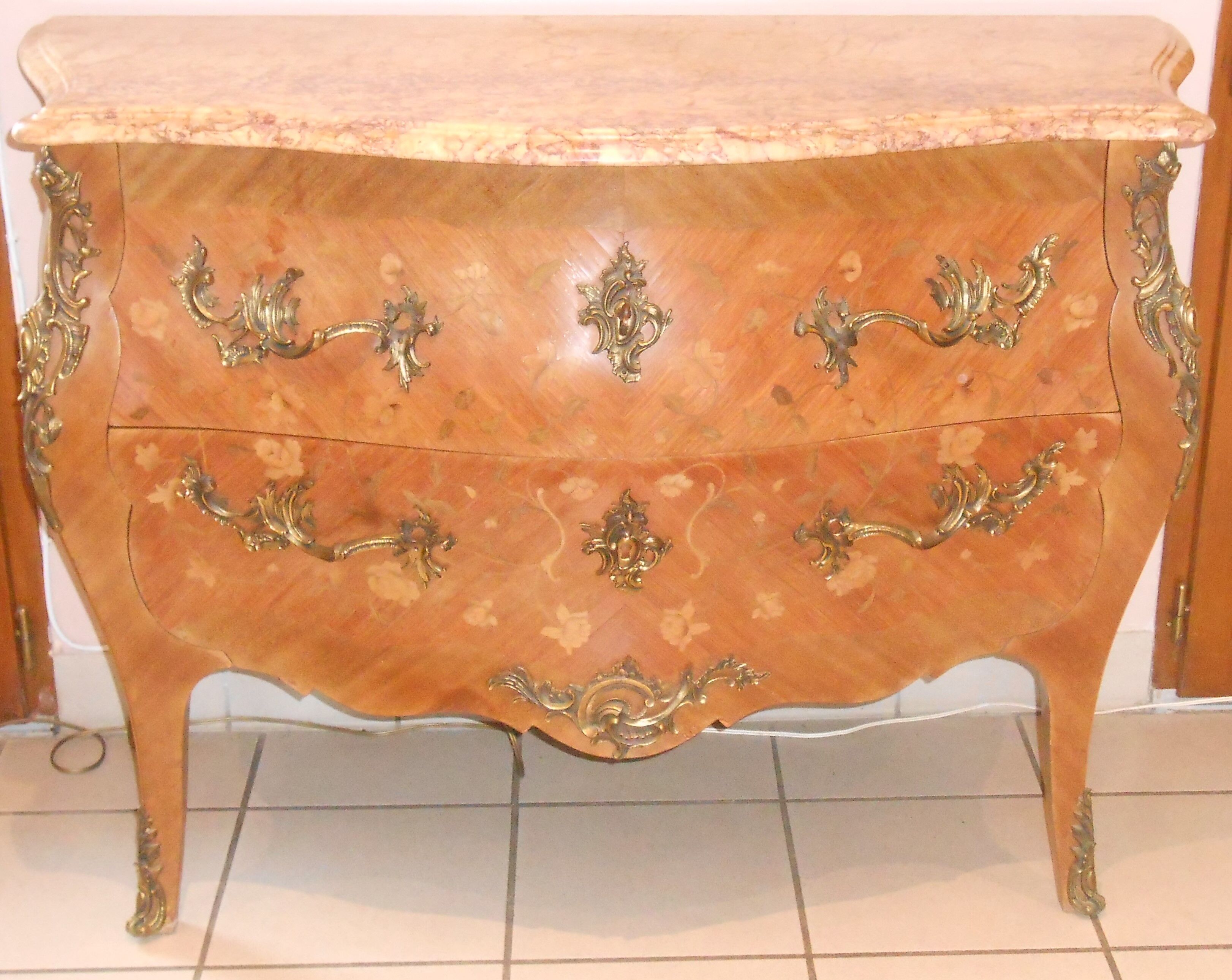 Commode galbée style Louis XV