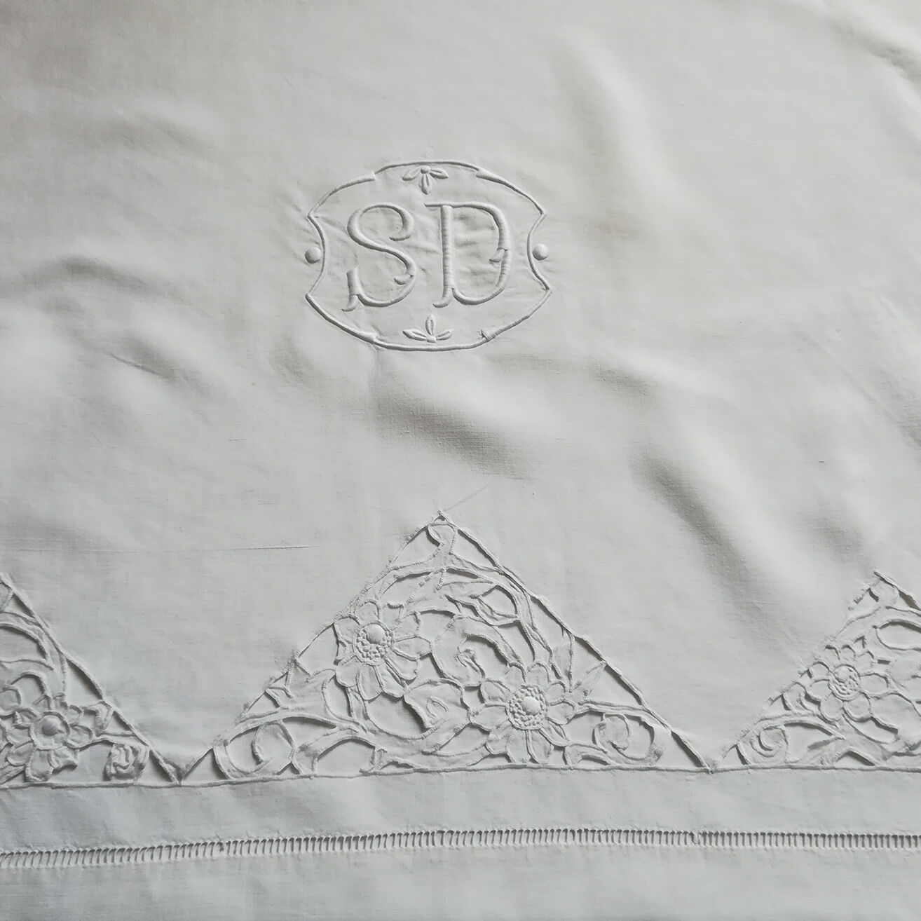 SD-encrypted embroidered sheet