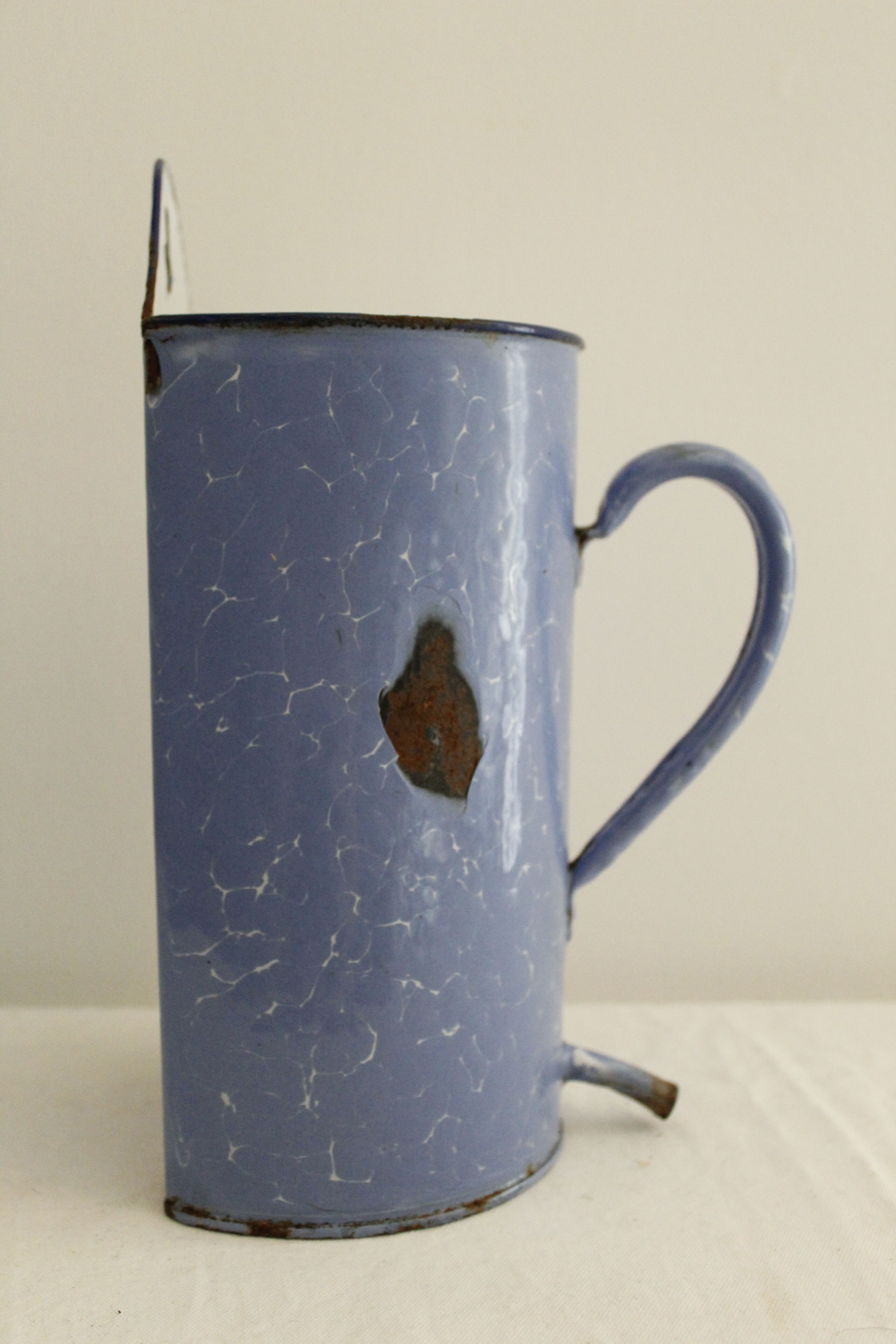 Enamelled metal wall fountain - light blue