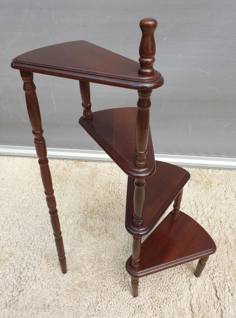 Display 4 spiral shelves