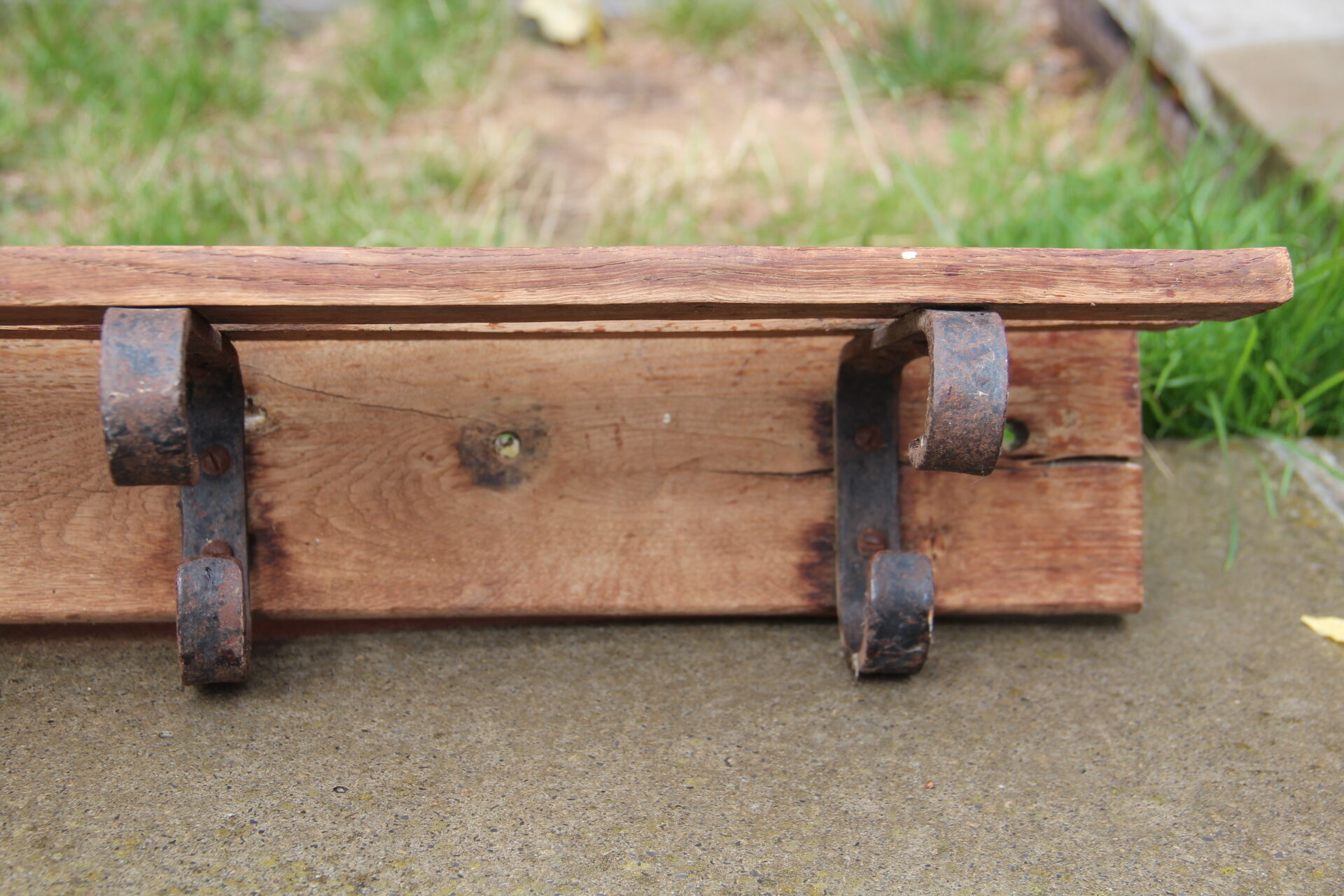 Old workshop coat hanger at 6 patères