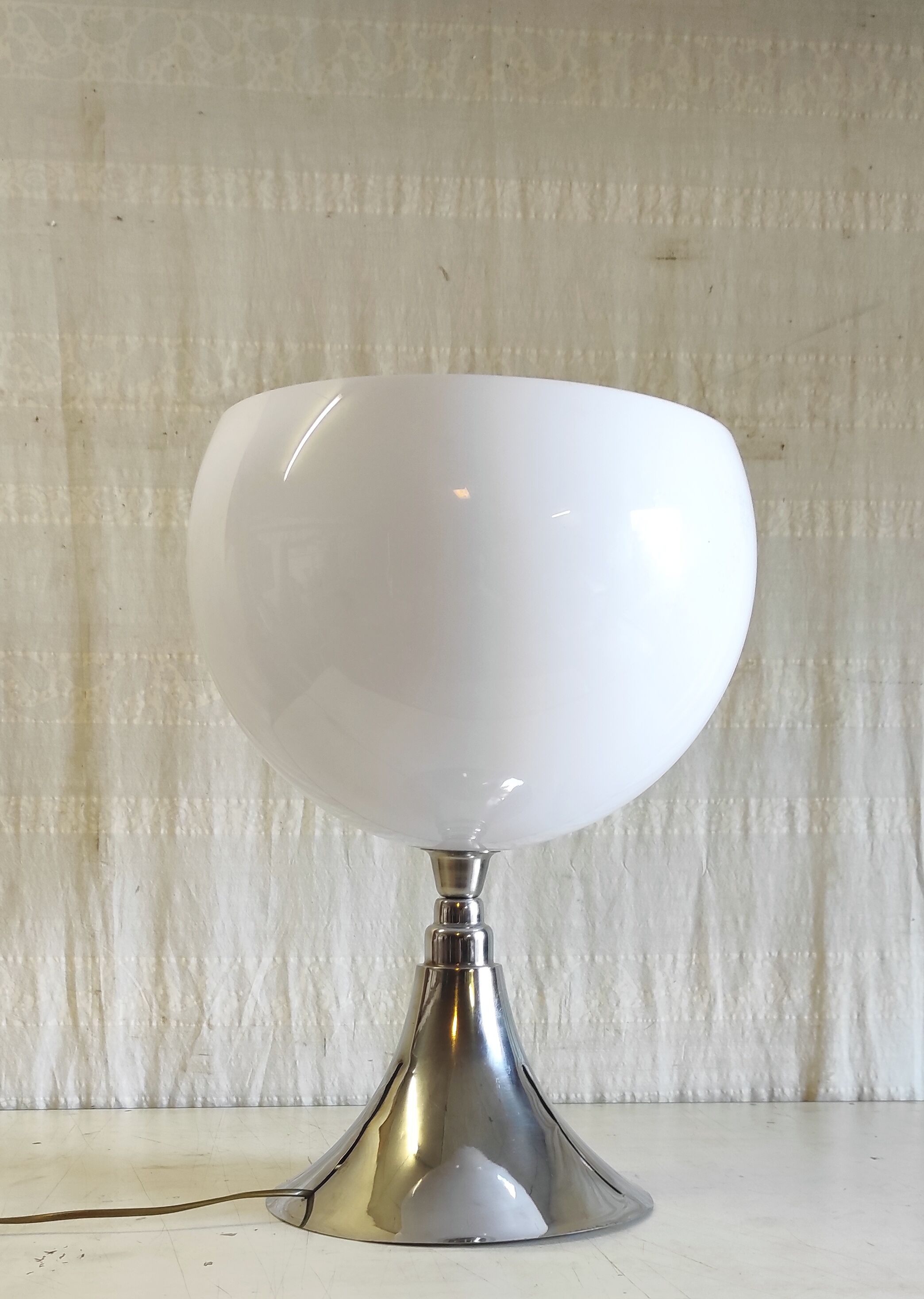 Table lamp in chrome metal and white globe - mid 20th century.