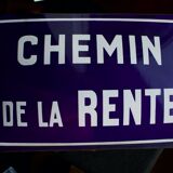 Ancienne plaque de rue émaillée et bombée "chemin de la rente", en parfait état, sur son support en fonte