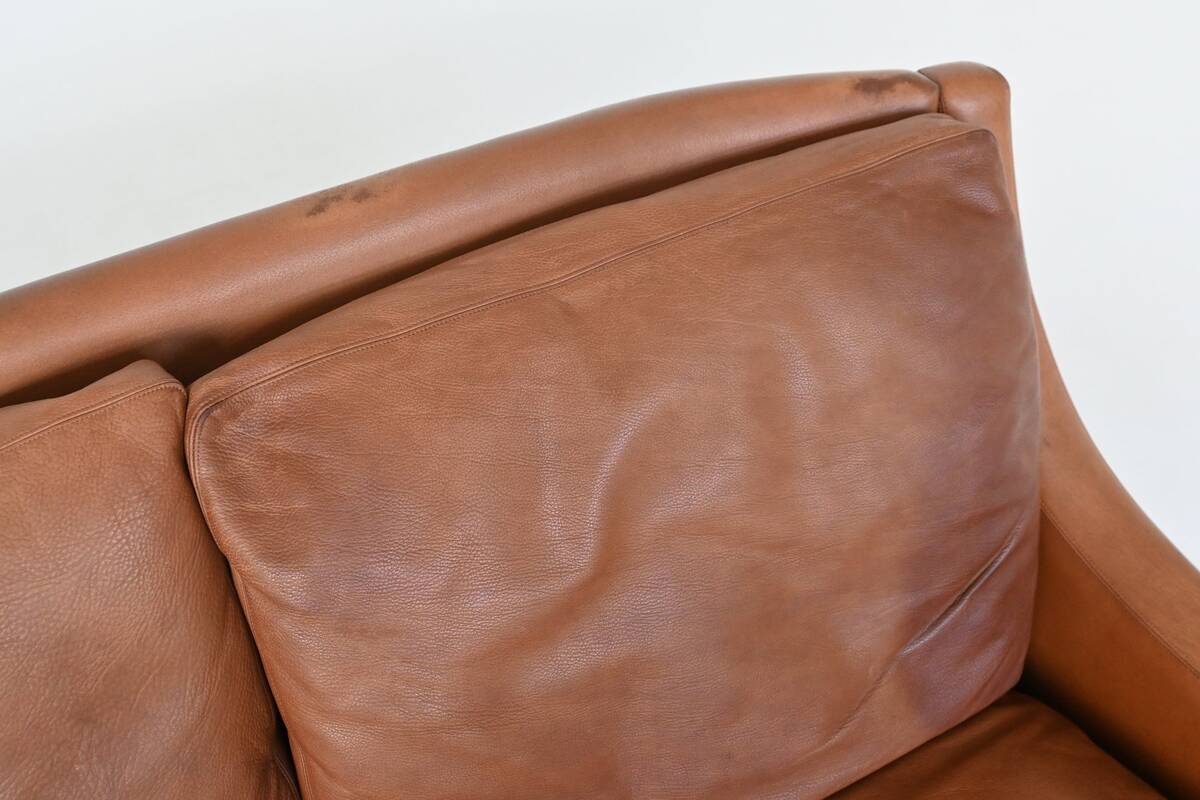 Canapé scandinave trois places en palissandre et cuir marron Danemark 1960