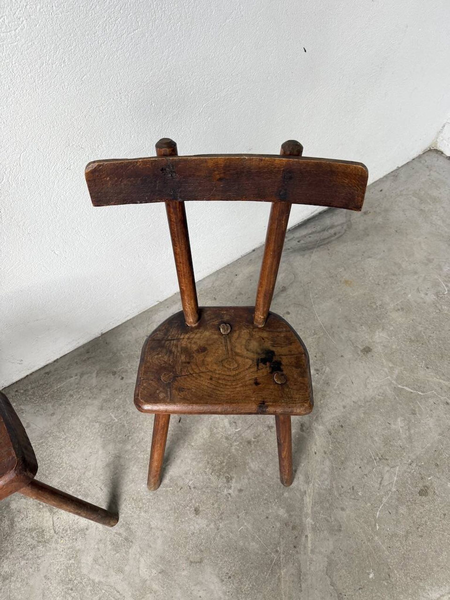 Paire de chaises tripodes savoyardes art populaire chêne