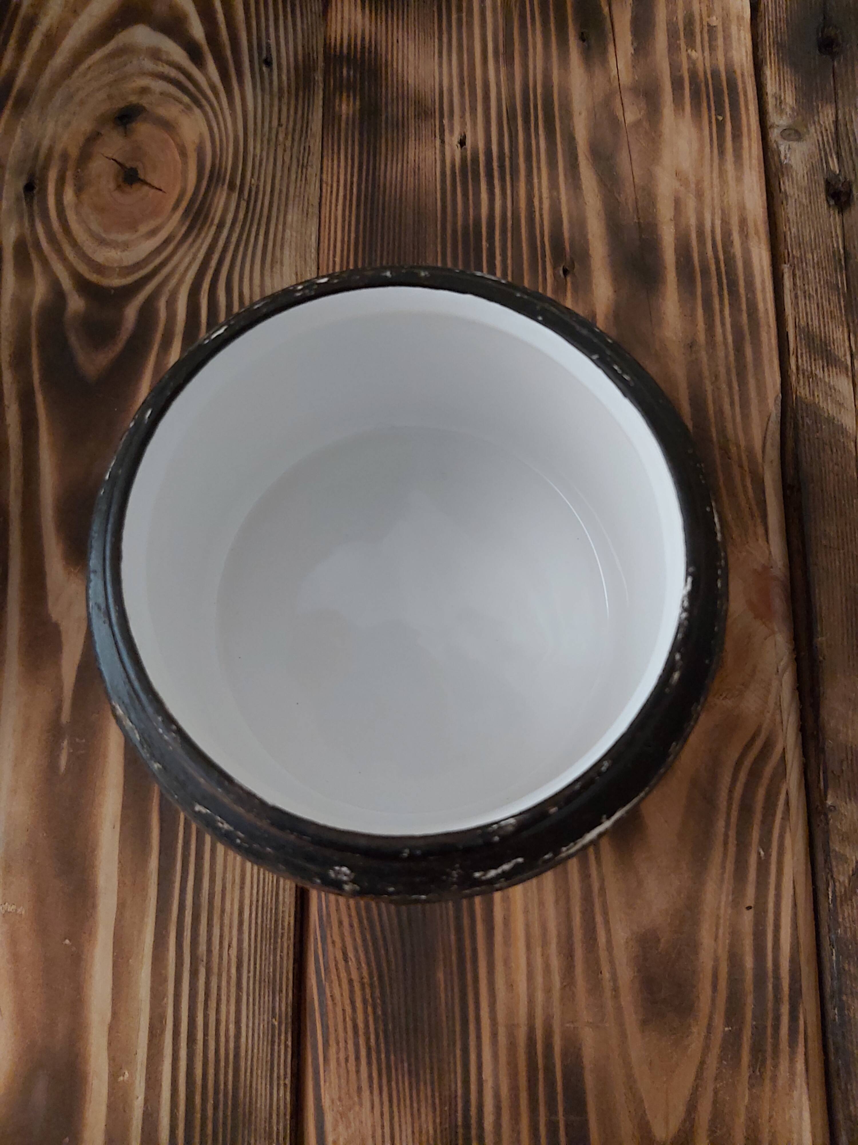 Tobacco pot with humidifier