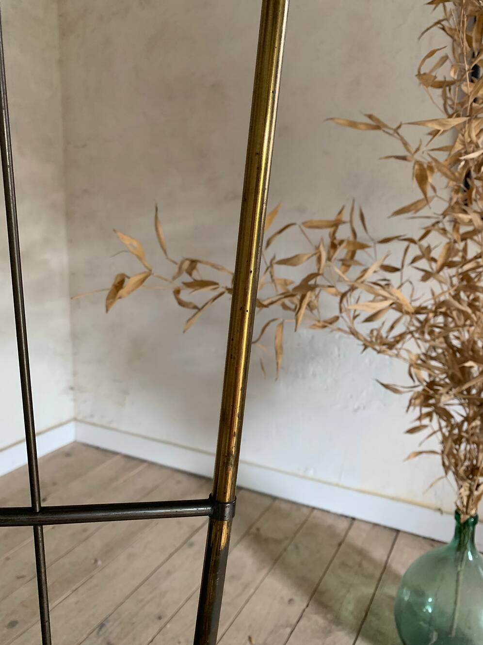 Vintage reed floor lamp in black metal and brass with three white opalines