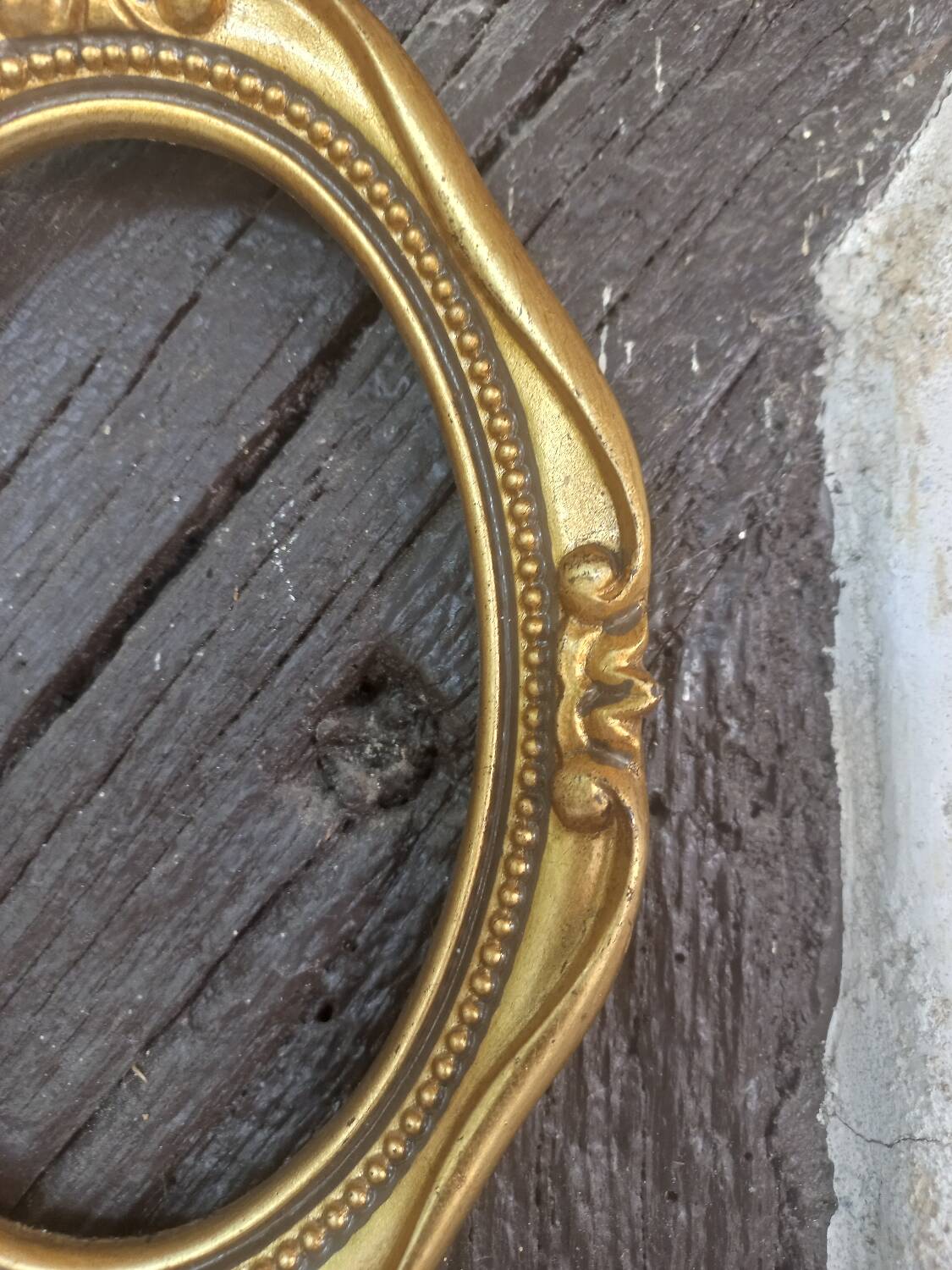 Stylized oval gold frame
