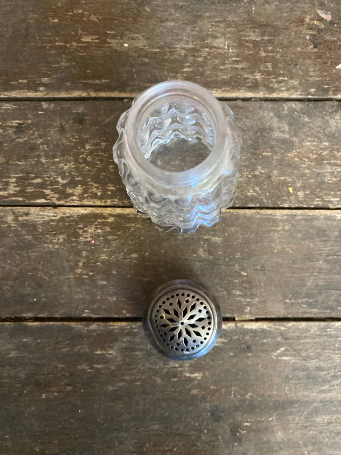 Saupoudreuse Sucrier Ancien Verre Moulé + Bouchon Métal Argenté Vintag