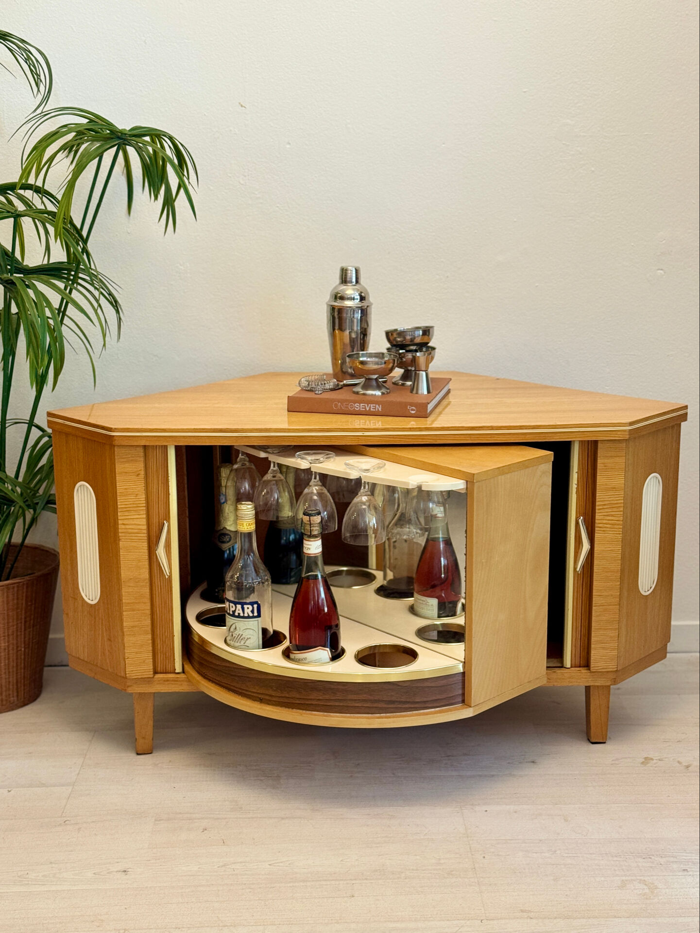 Cabinet de bar vintage « speakeasy »