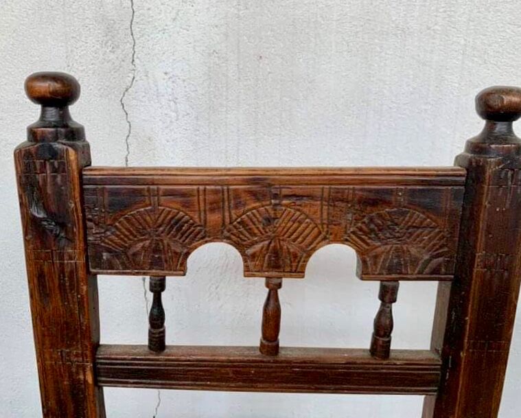 Series of 4 brutalist rustic chairs in carved wood straw seat