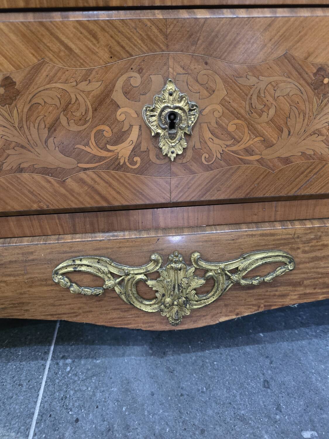 Louis XV chest of drawers in marquetry and gilded bronze - Marble top