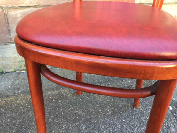 Paire de chaises de restaurant bois courbé simili cuir vintage 1970