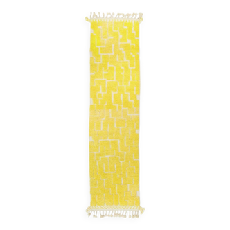 Tapis berbère marocain de couloir jaune citron à reliefs
