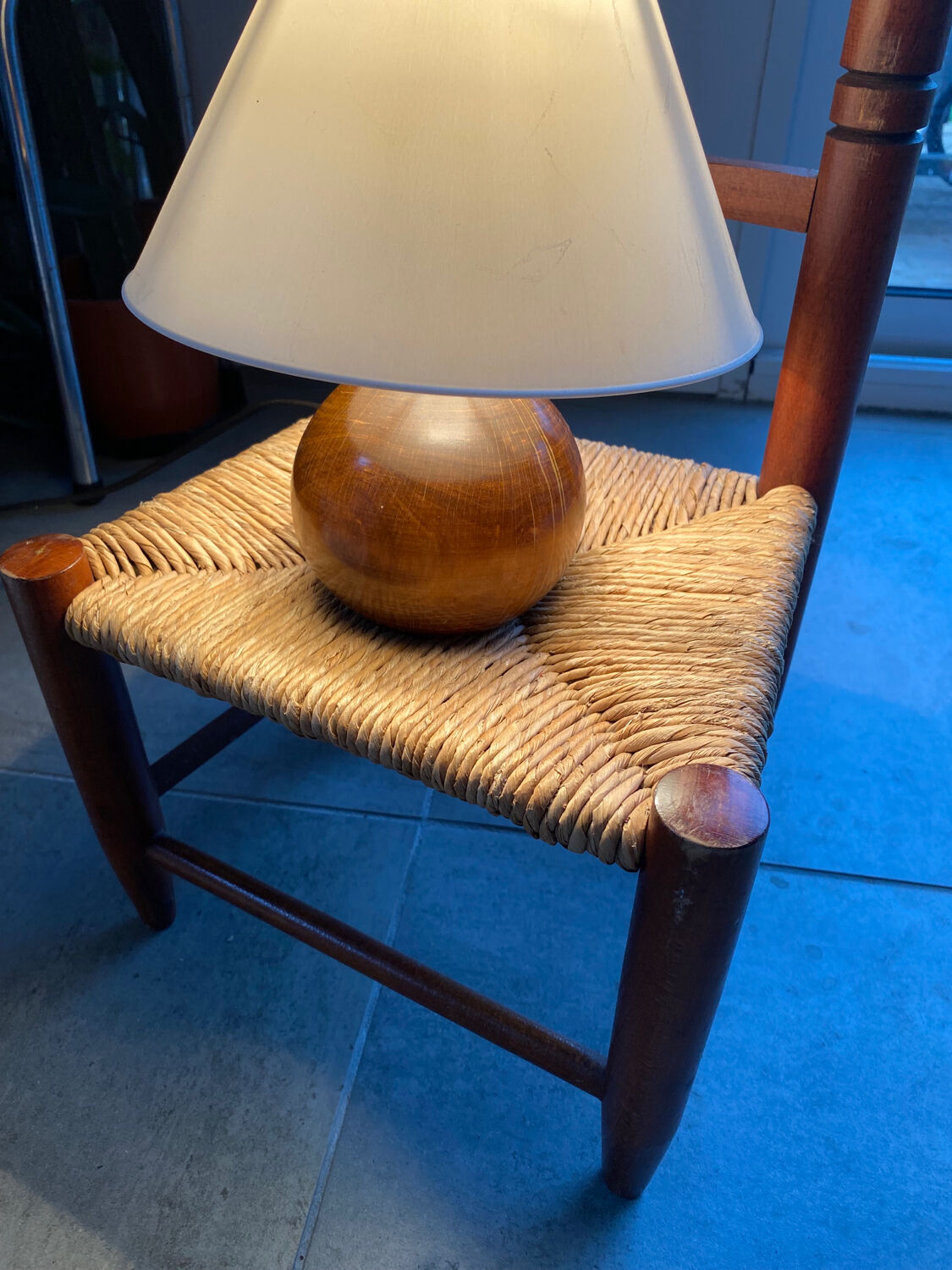 Ball bedside lamp