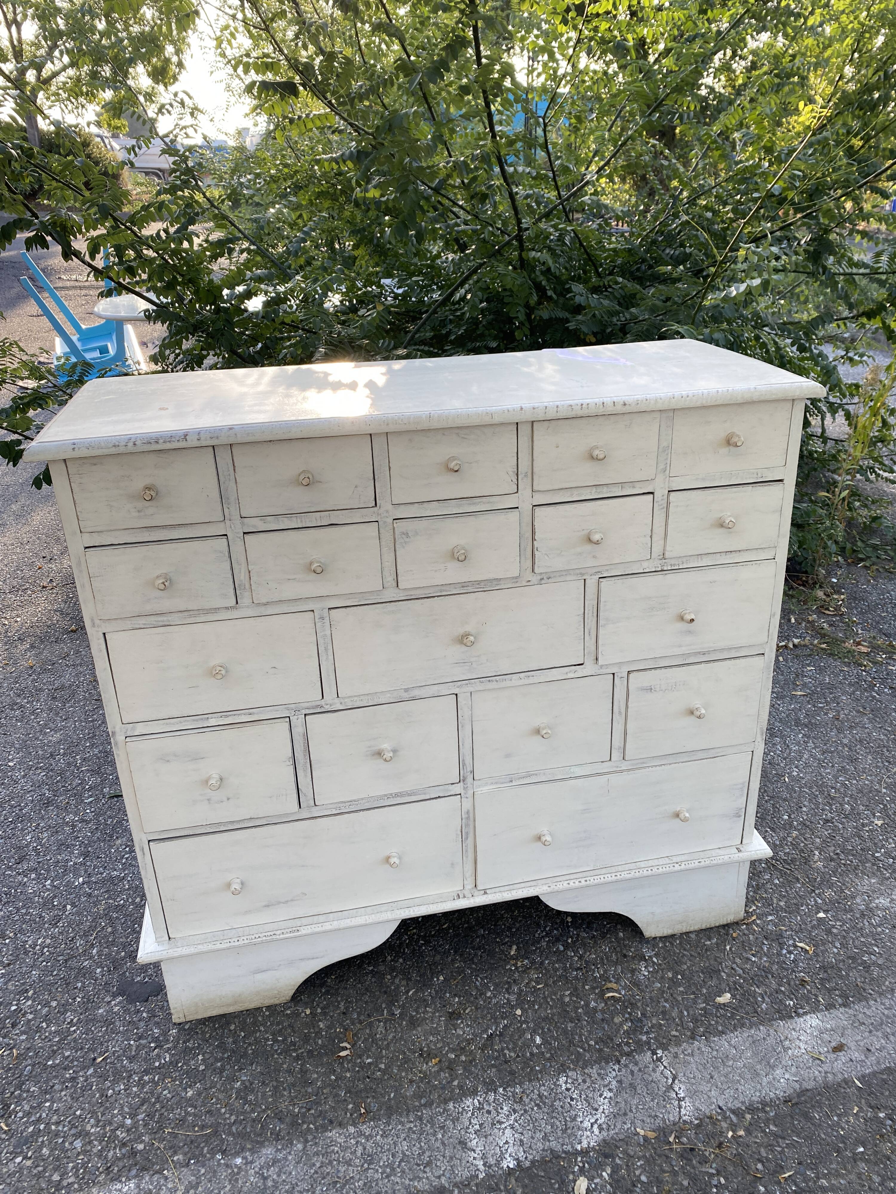 Commode en pin patiné blanc multi tiroirs