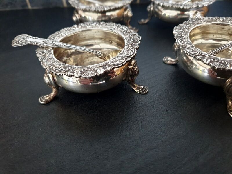 Series of 4 salt pans and their solid silver salt shovels - Shell model - England - 365g