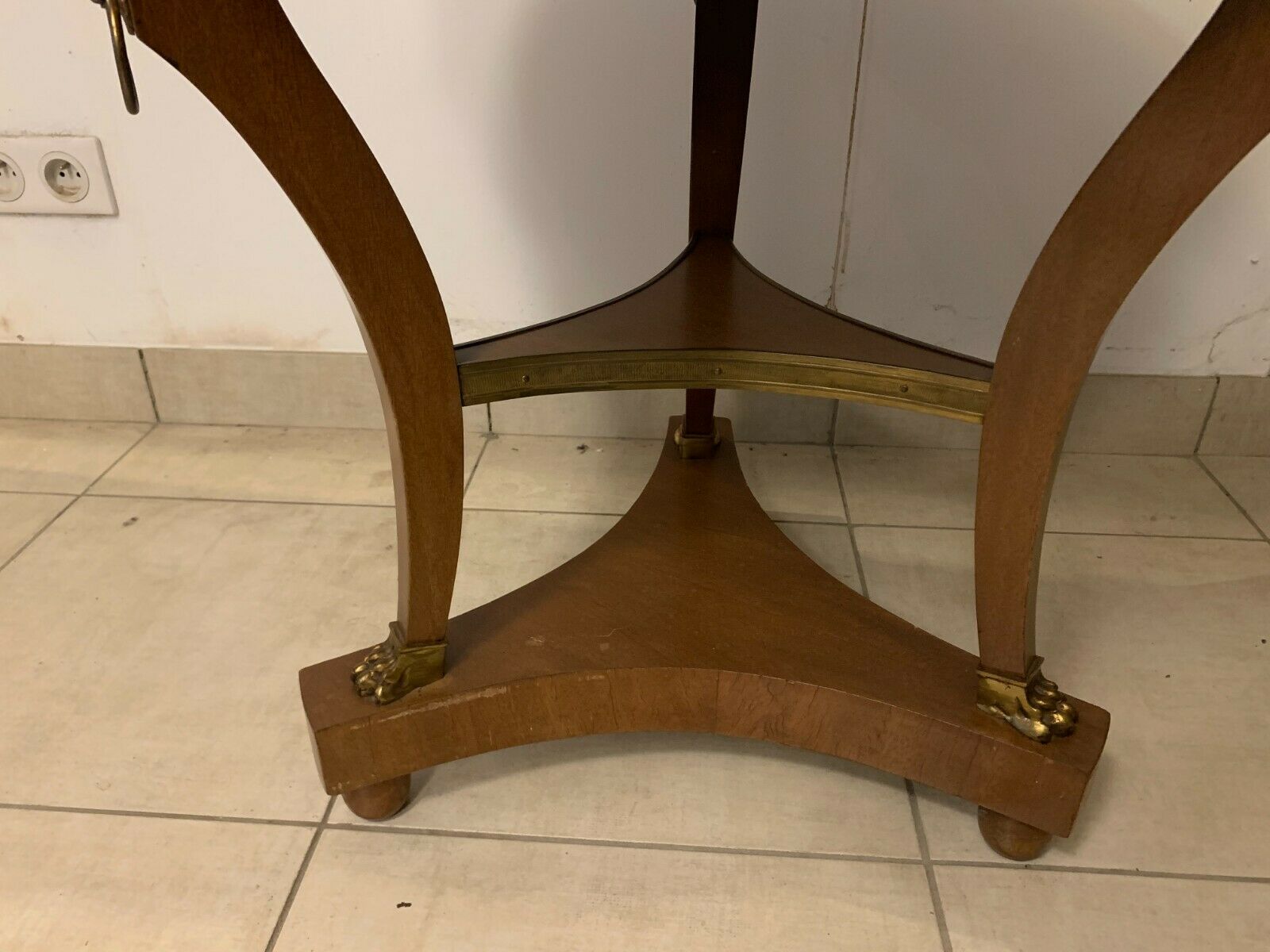 Empire-style tripode healing in mahogany top of marble gallery