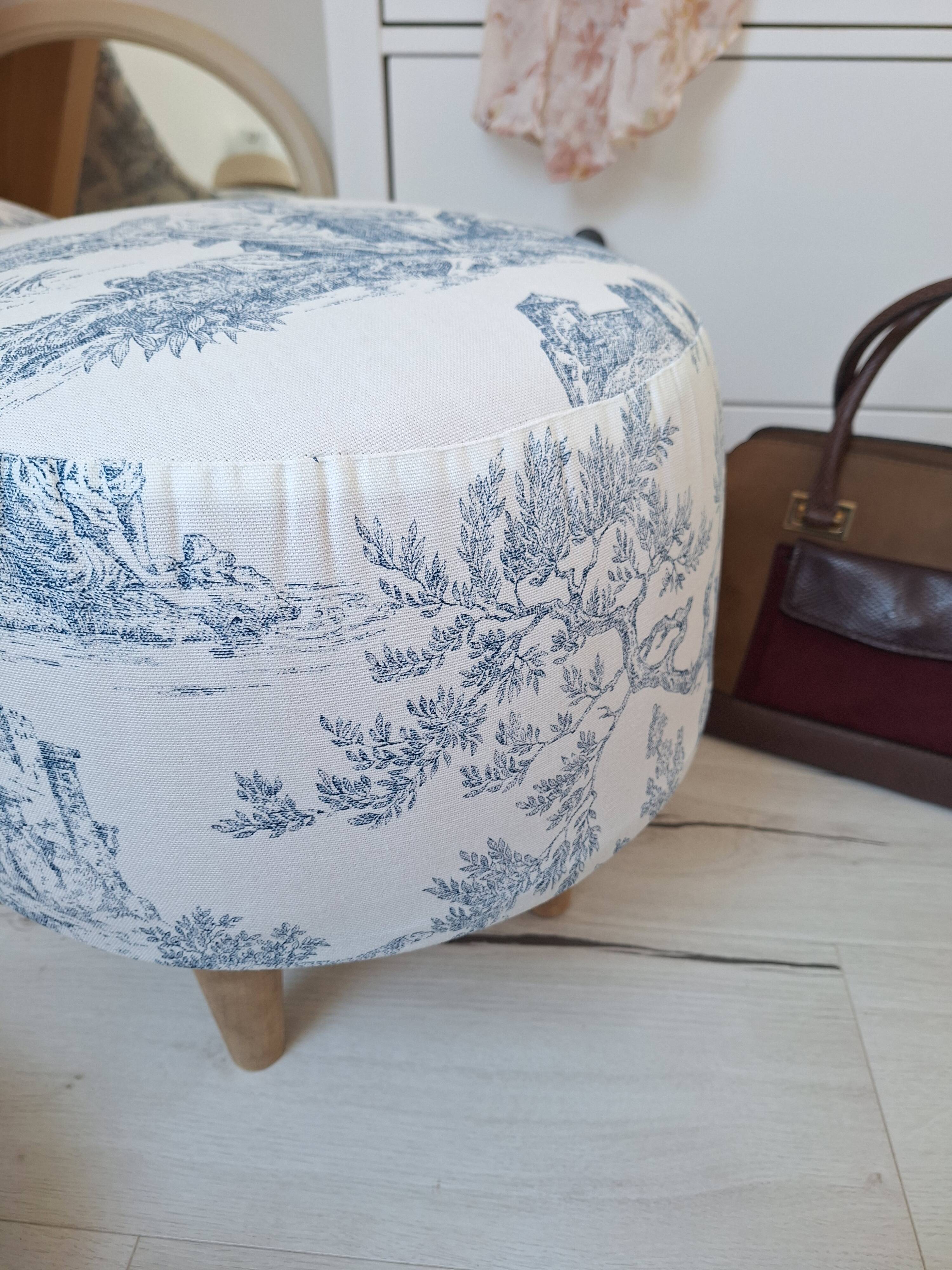 Pouf / Repose pieds vintage en toile de Jouy bleu