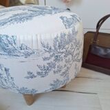 Pouf / Repose pieds vintage en toile de Jouy bleu