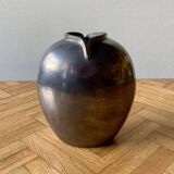 Petit vase en étain orné de fleurs en laiton