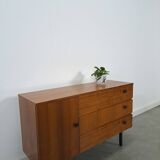 Armoire avec espace de rangement et poignées noires, buffet vintage