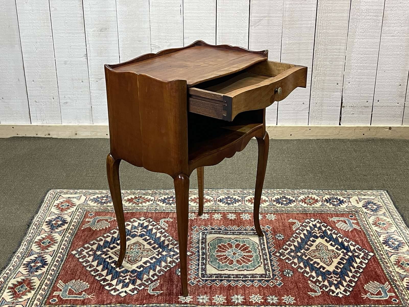 Table de nuit en merisier de style Louis XV des années 50