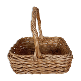 Wicker basket with handle