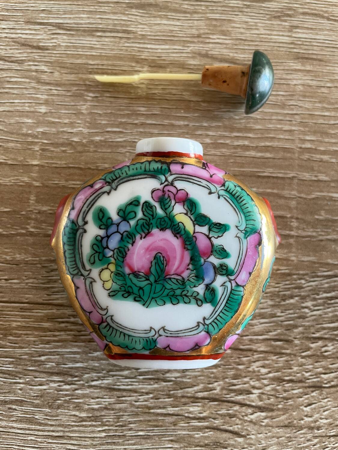 Small bottle for tobacco