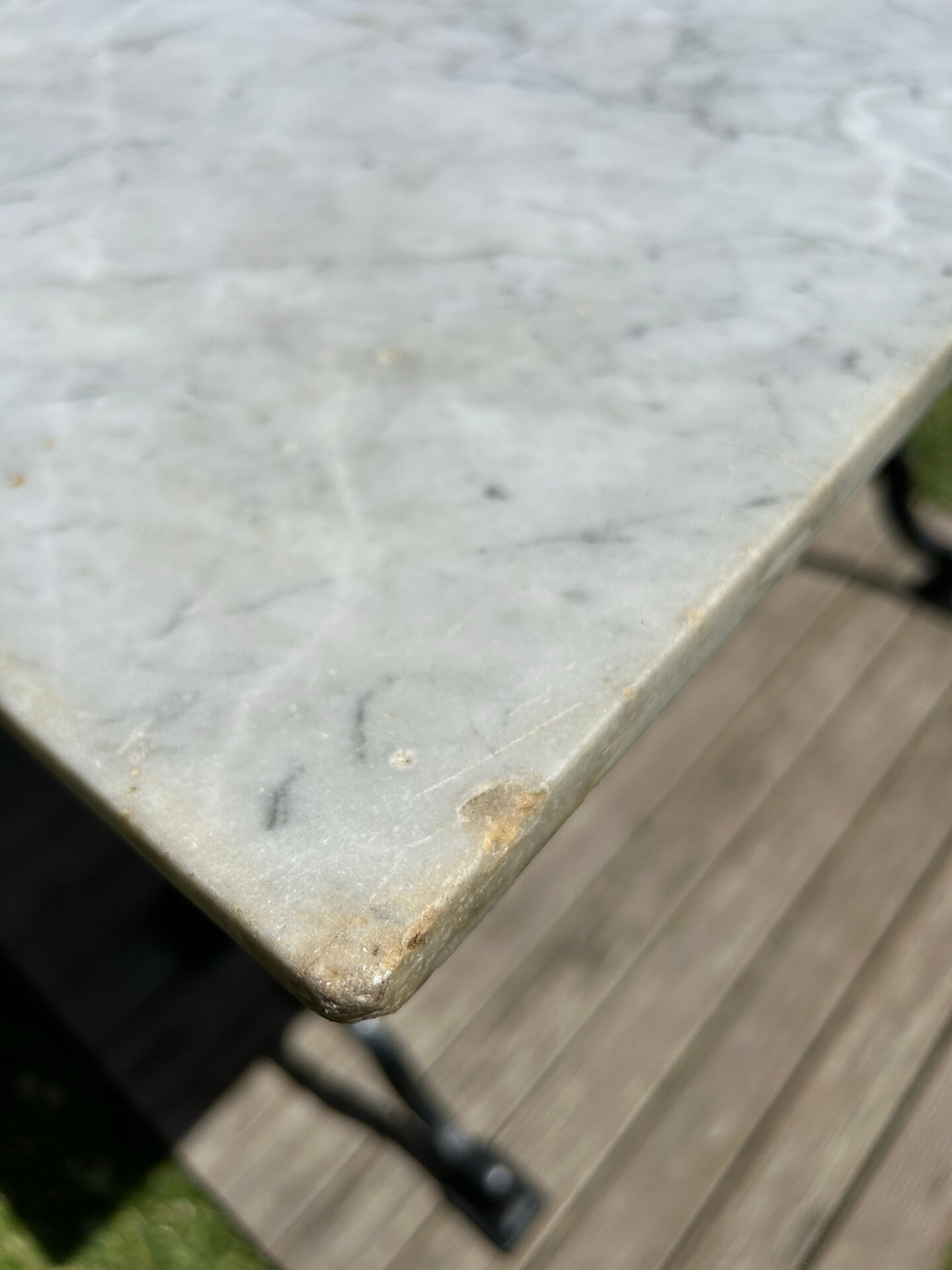 Rectangular bistro table in marble and cast iron