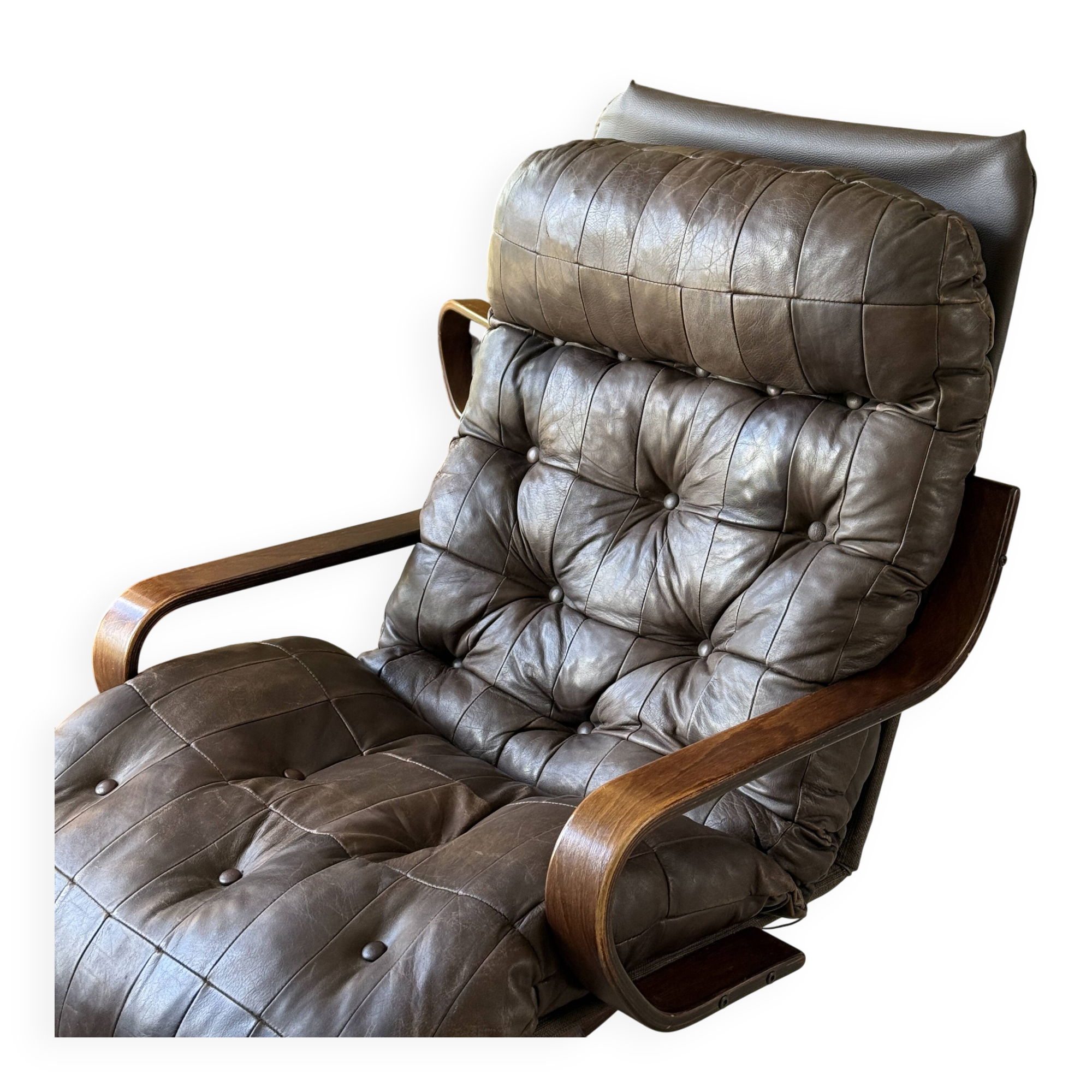 1970s Scandinavian armchair in curved laminated wood with a leather seat.