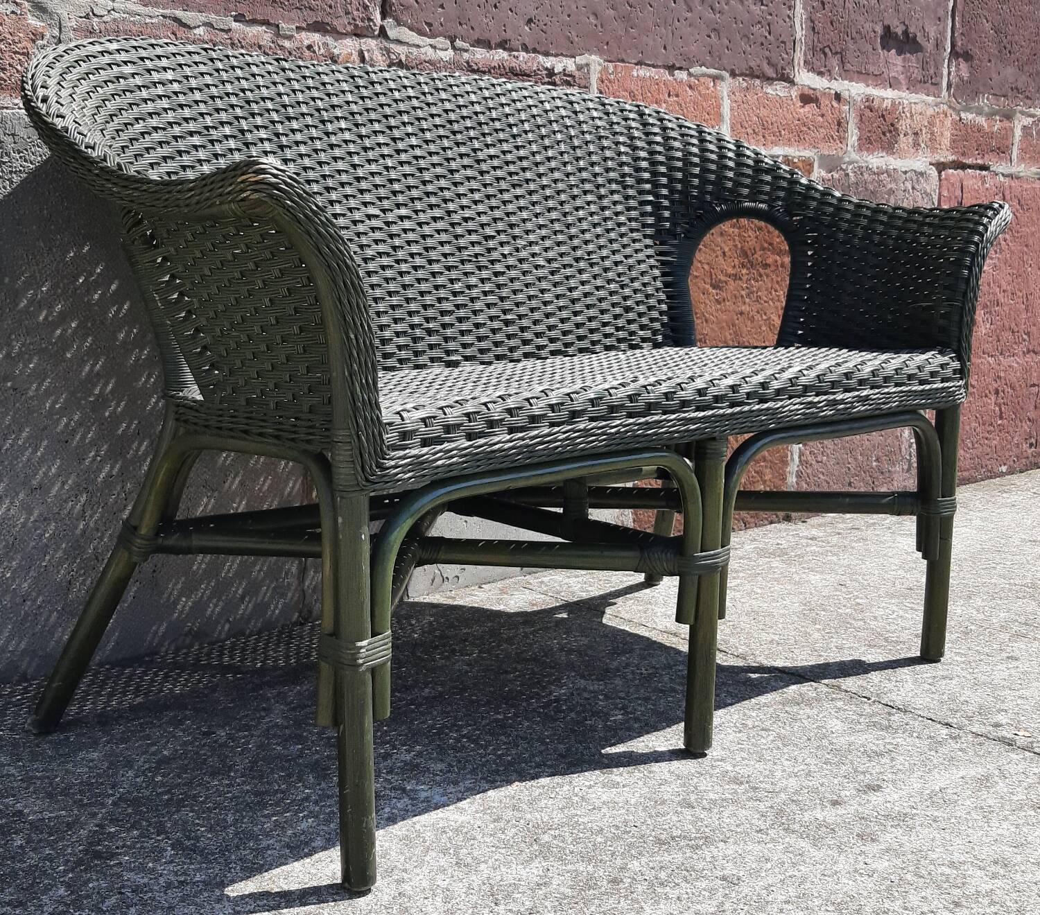 Salon de jardin complet en rotin. (Sofa, fauteuils x 2, table basse)