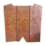 Curved metal patterned fir screen 1900