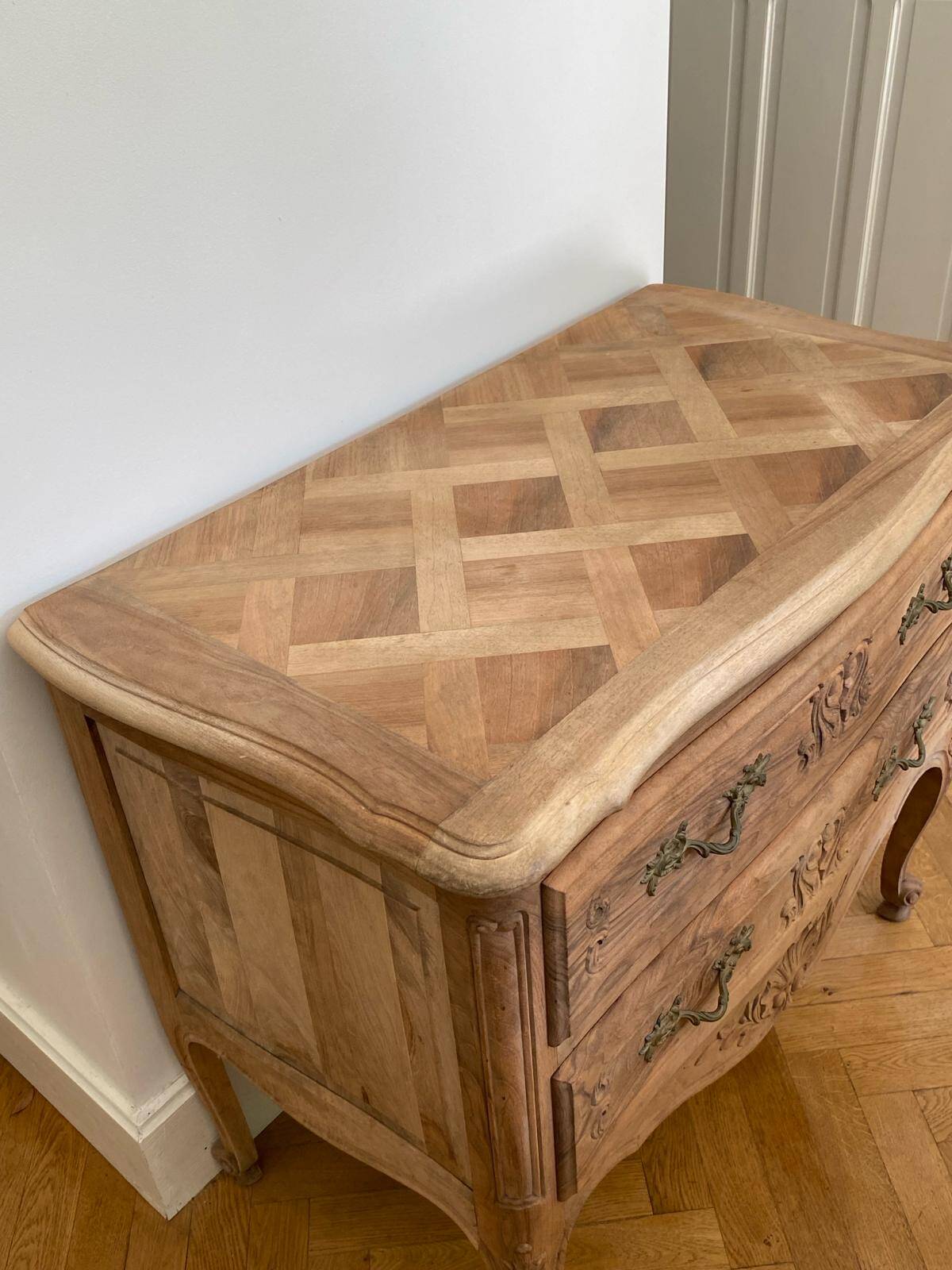 Commode sauteuse entierement sablée décapée