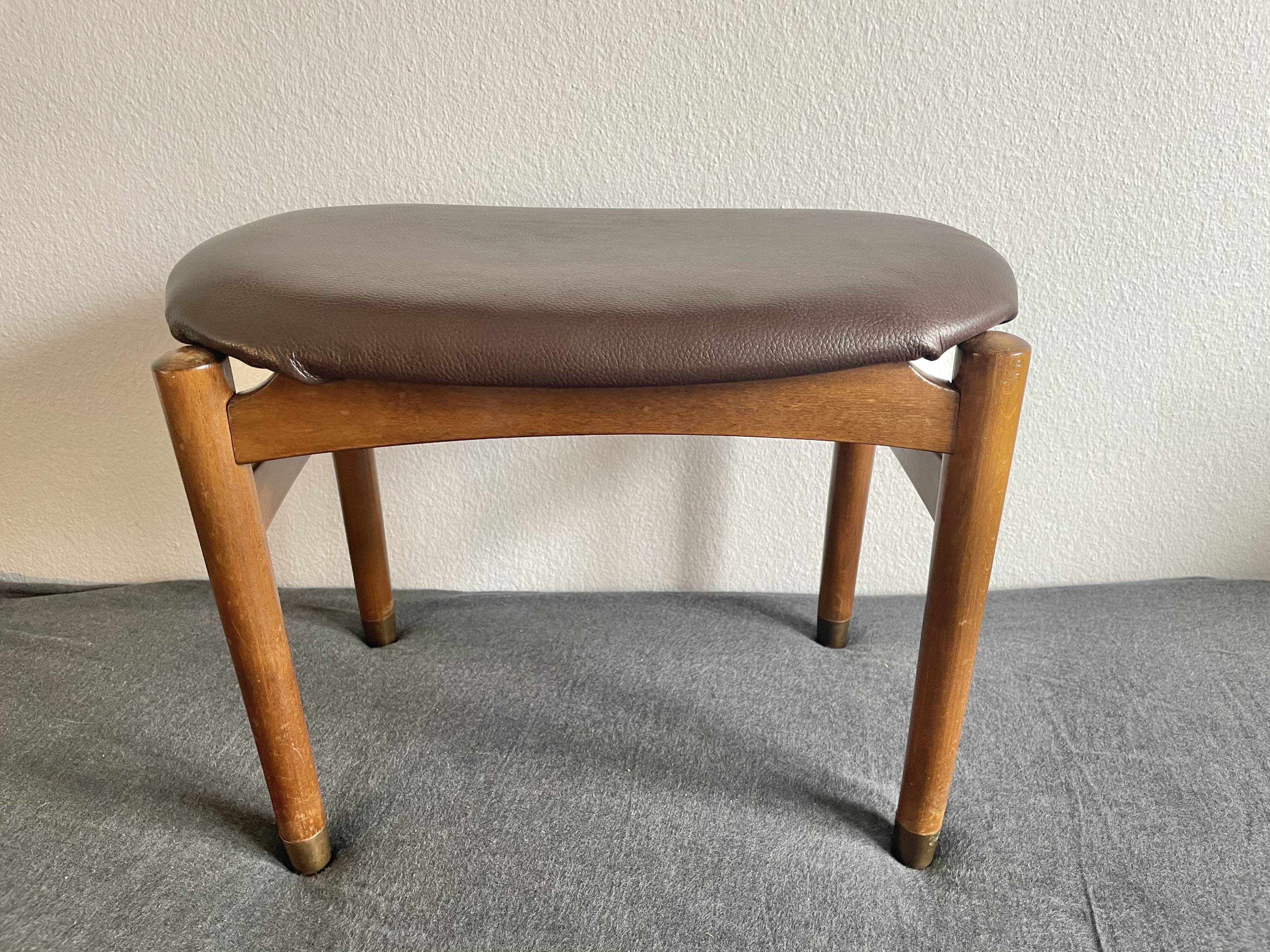 Stool in wood & leather 50/60