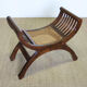 Chaise curule en bois et cannage
