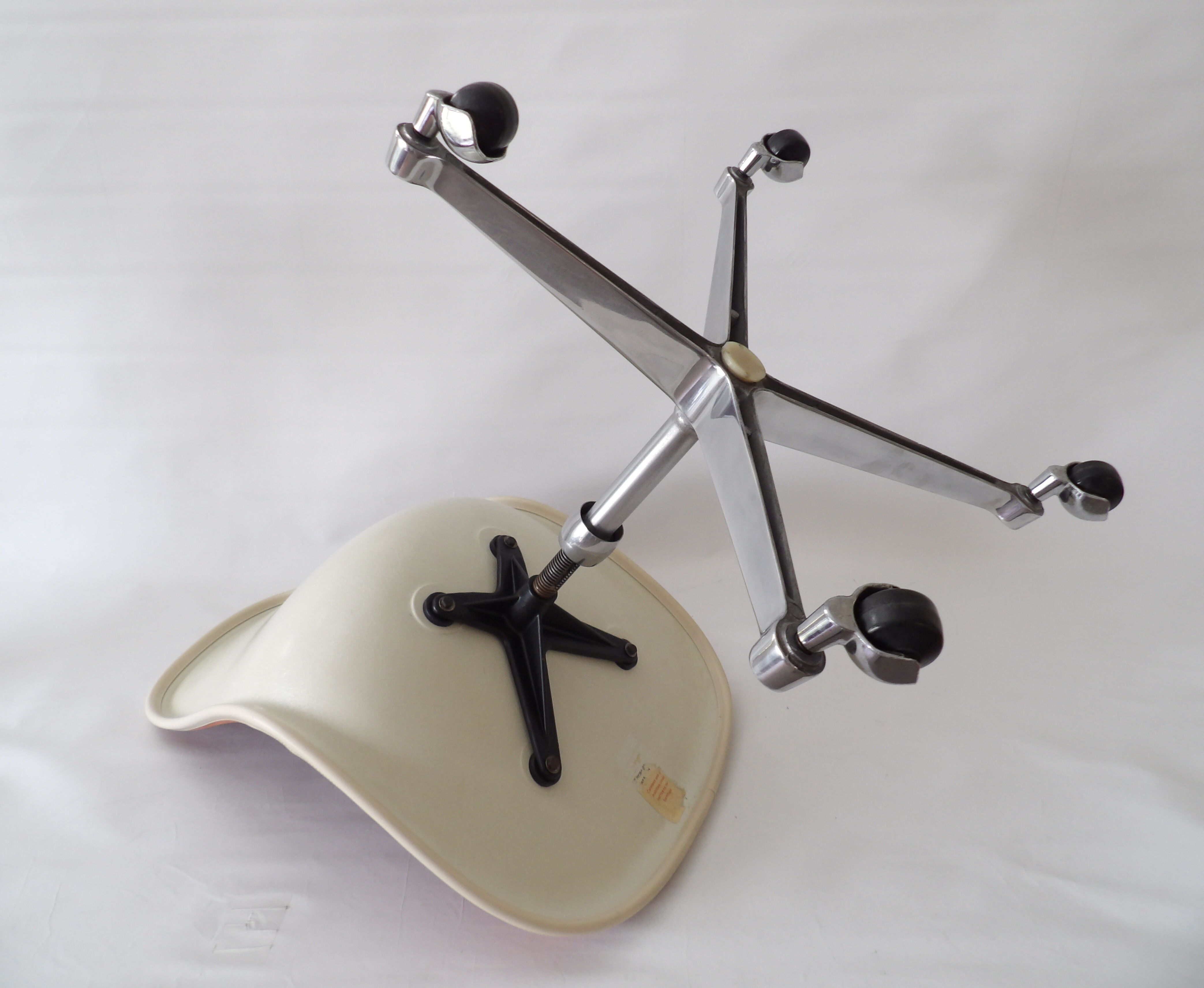 Eames PSC fiberglass desk chair for Herman Miller