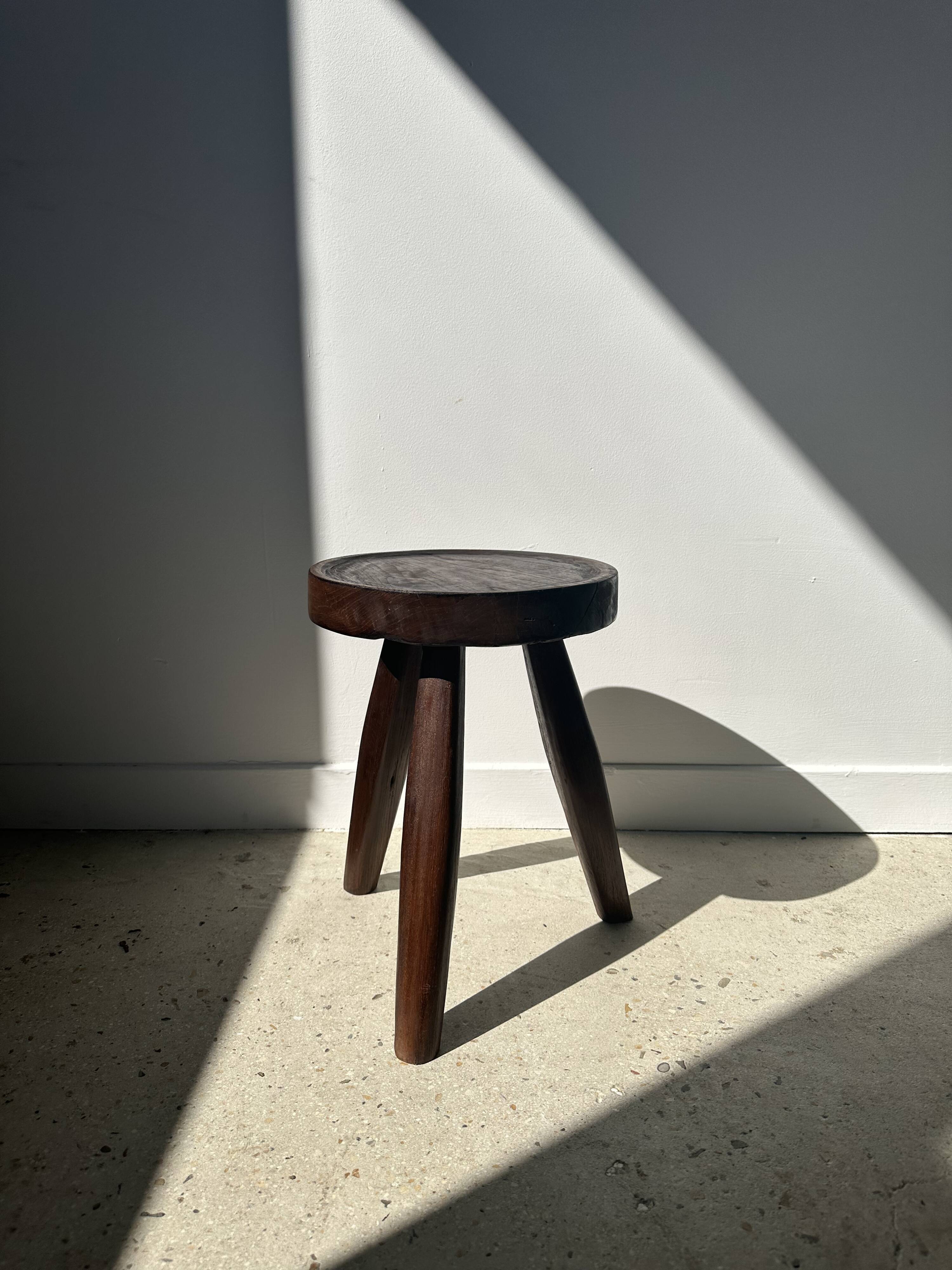 Tripod stool in upcycled teak high hollow - Small tripod stool in solid brown wood seat circ