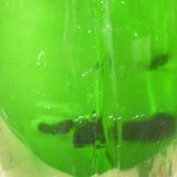 Bouteille en verre soufflé vert de 58 cm.