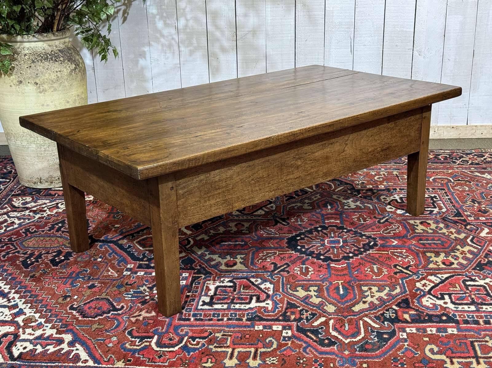 Table basse en noyer fin XIXème - ancienne table de ferme