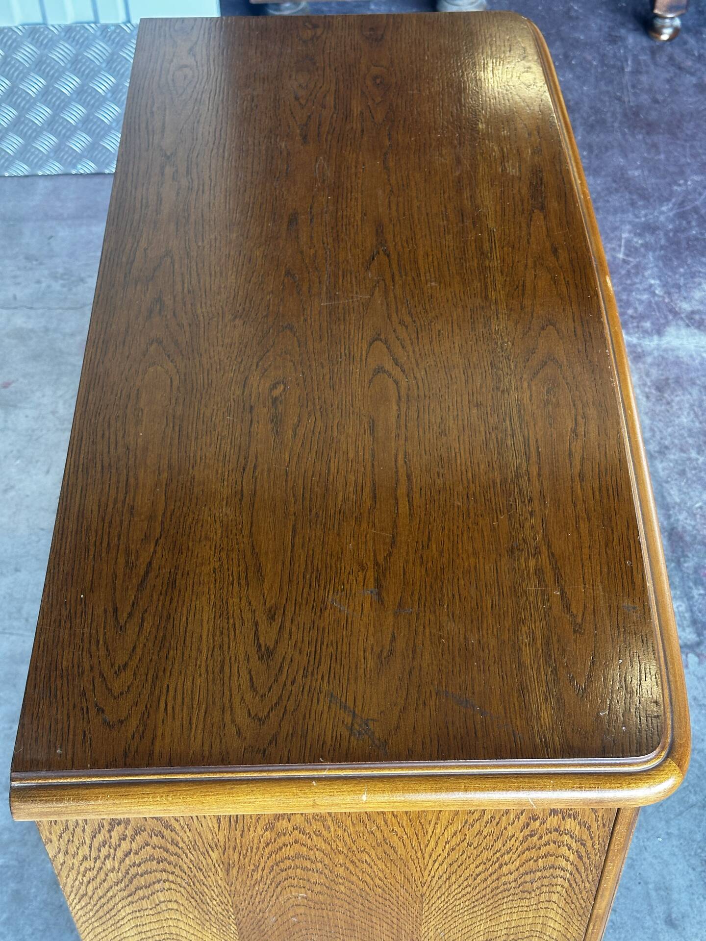Commode en chêne à quatre tiroirs, style classique