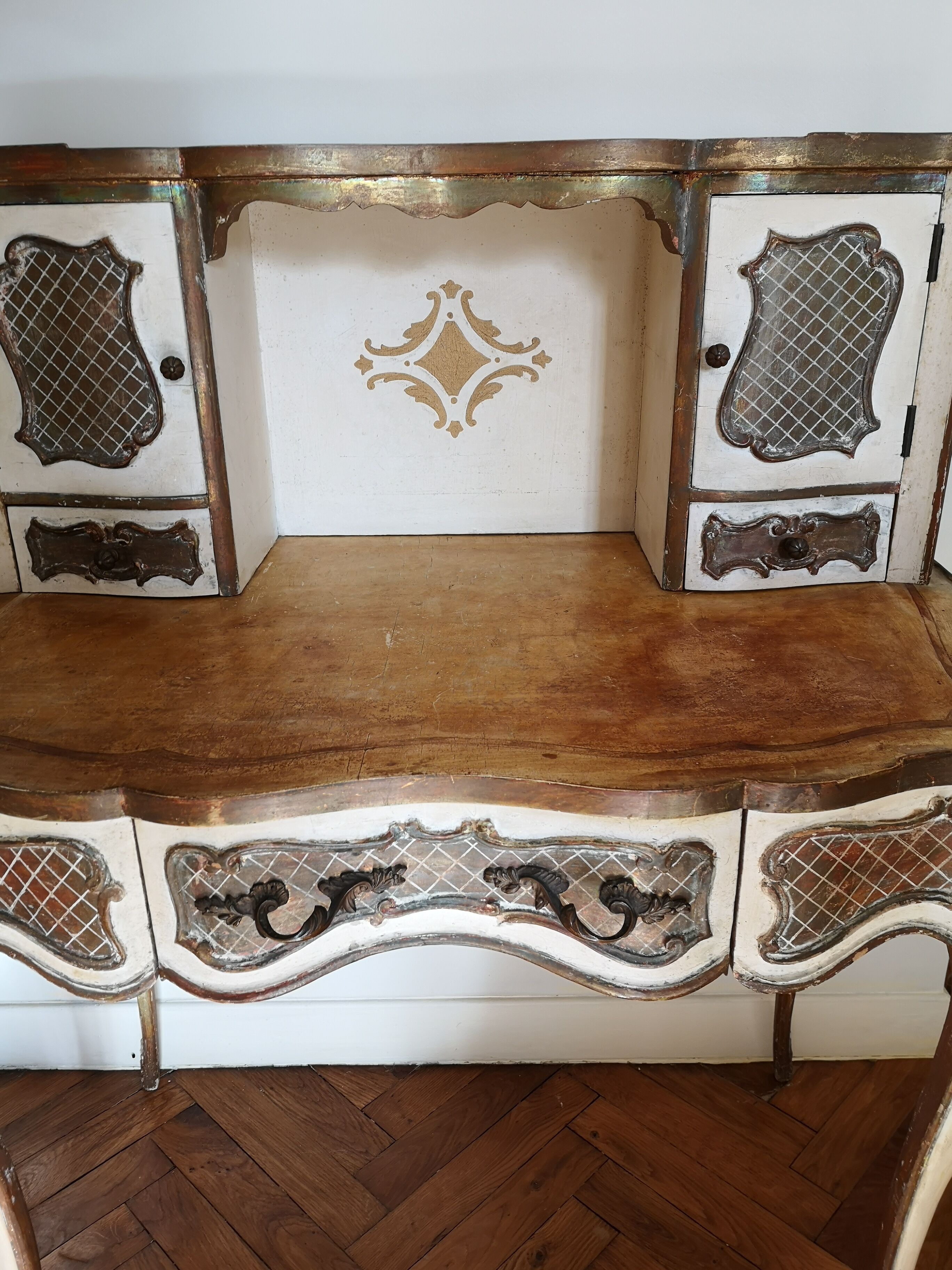 Venetian-sloping desk in painted wood