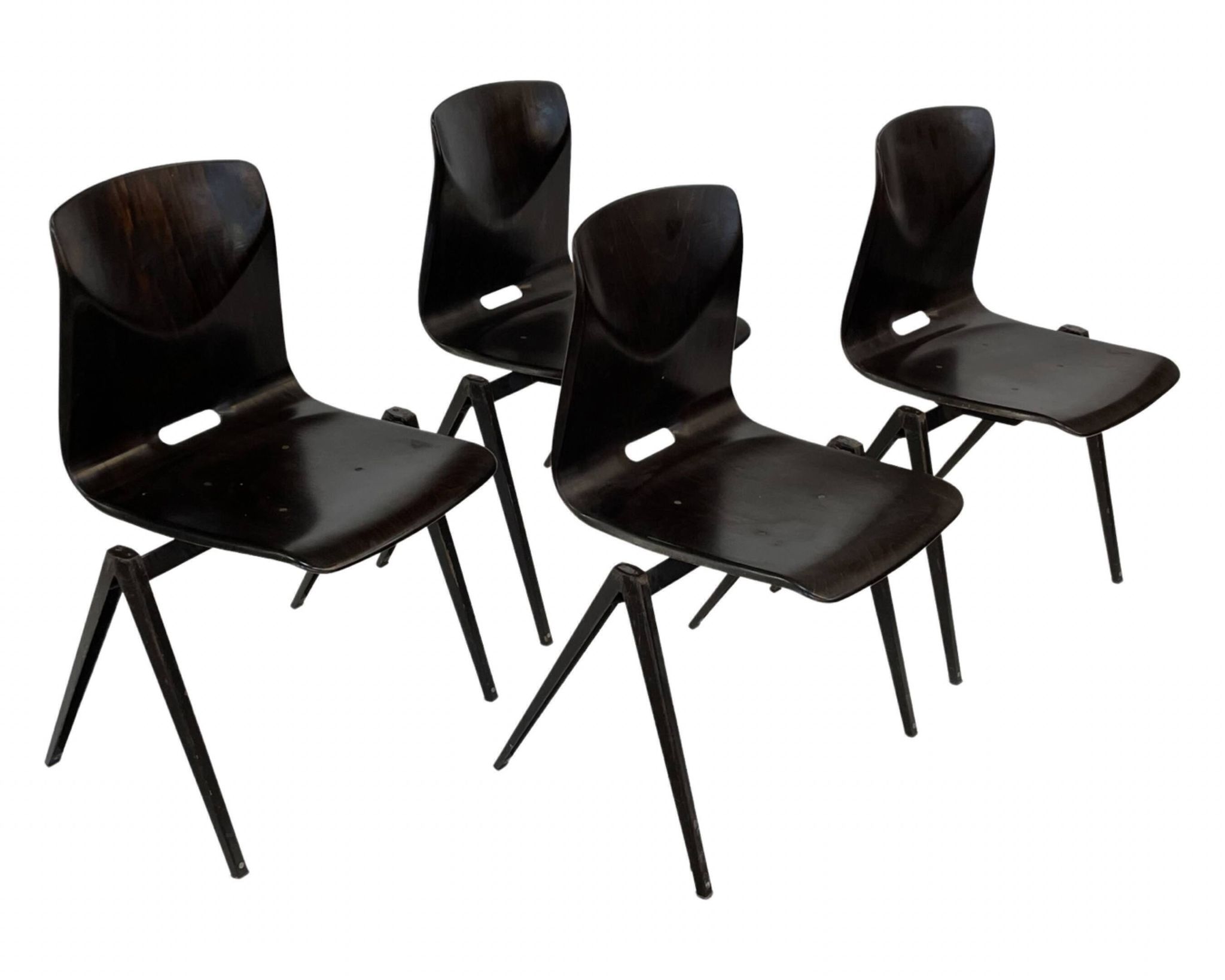 Ensemble de quatre chaises d’école empilables