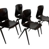 Ensemble de quatre chaises d’école empilables