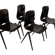 Ensemble de quatre chaises d’école empilables