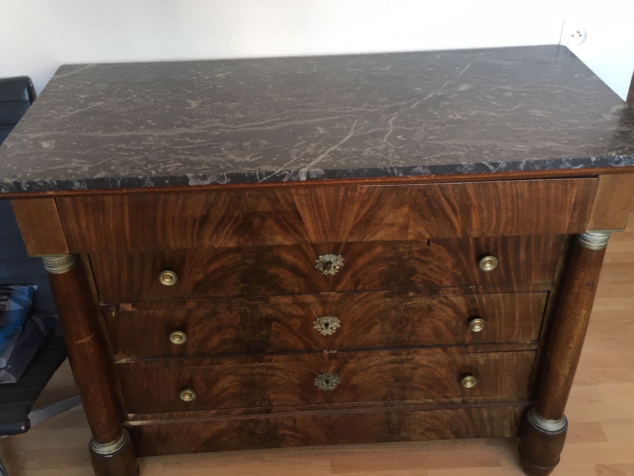 Empire dresser