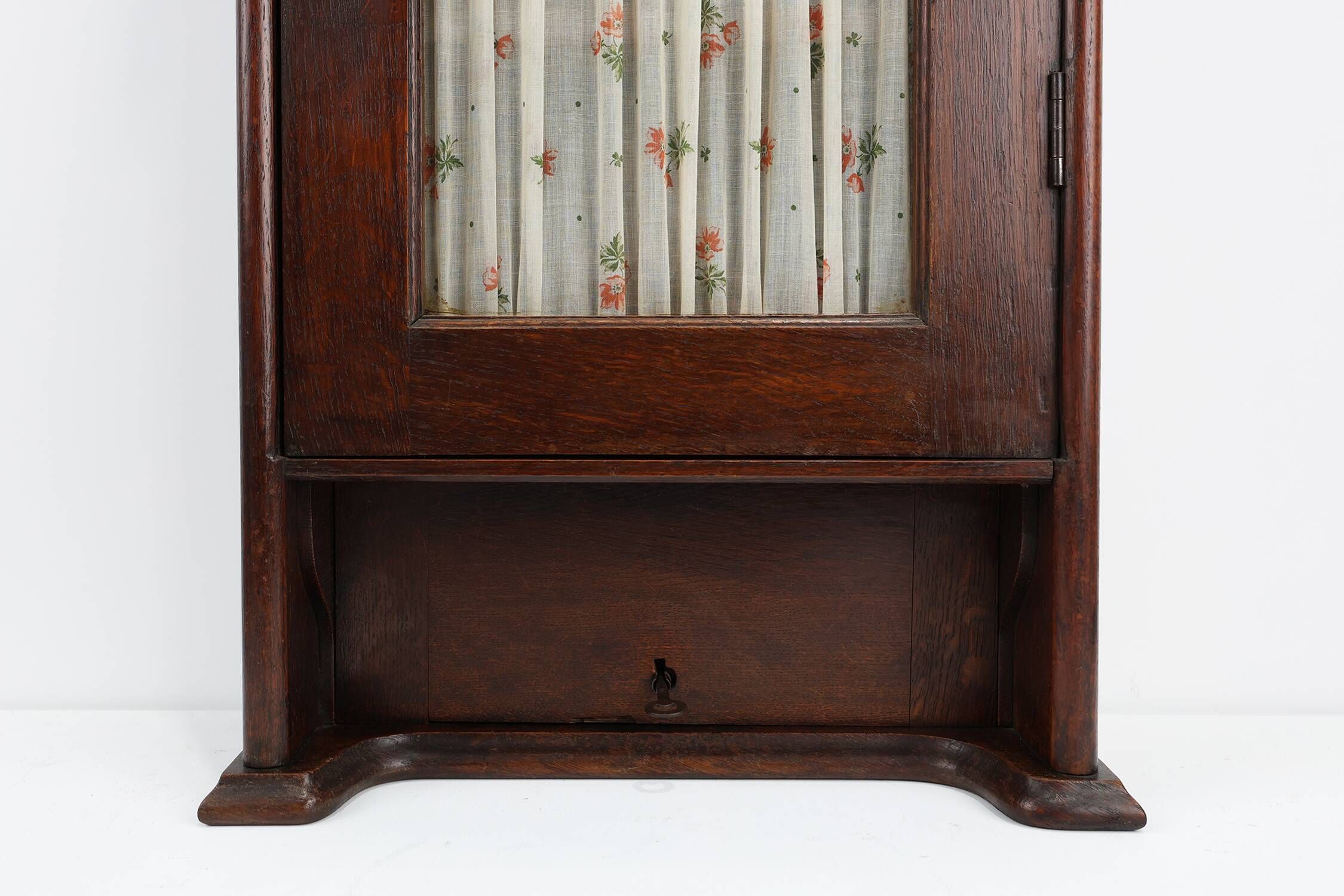 Armoire haute Art Déco française avec porte vitrée et compartiment caché, vers 1910