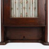 Armoire haute Art Déco française avec porte vitrée et compartiment caché, vers 1910
