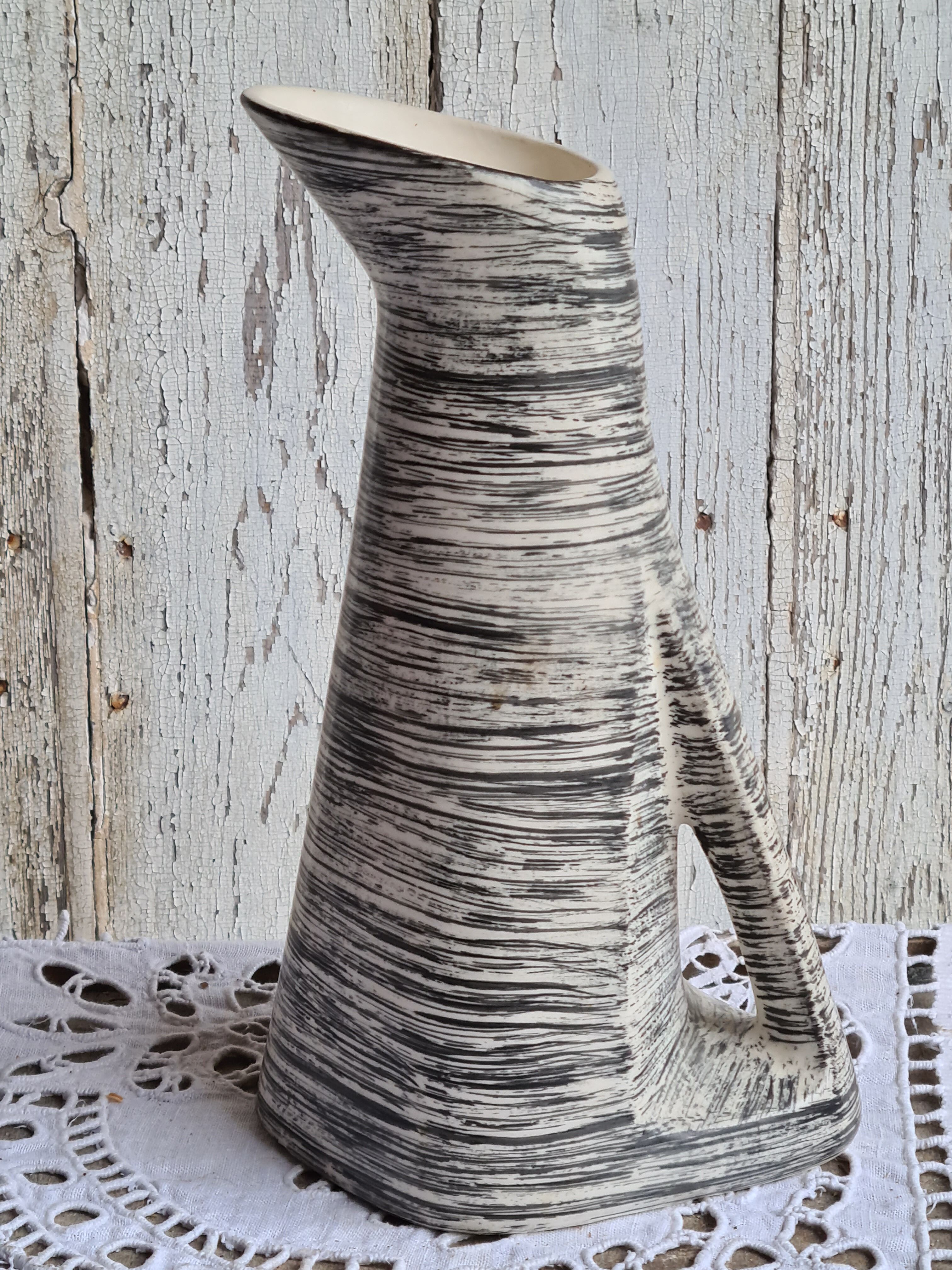 Graphic pitcher Salins service Bazas